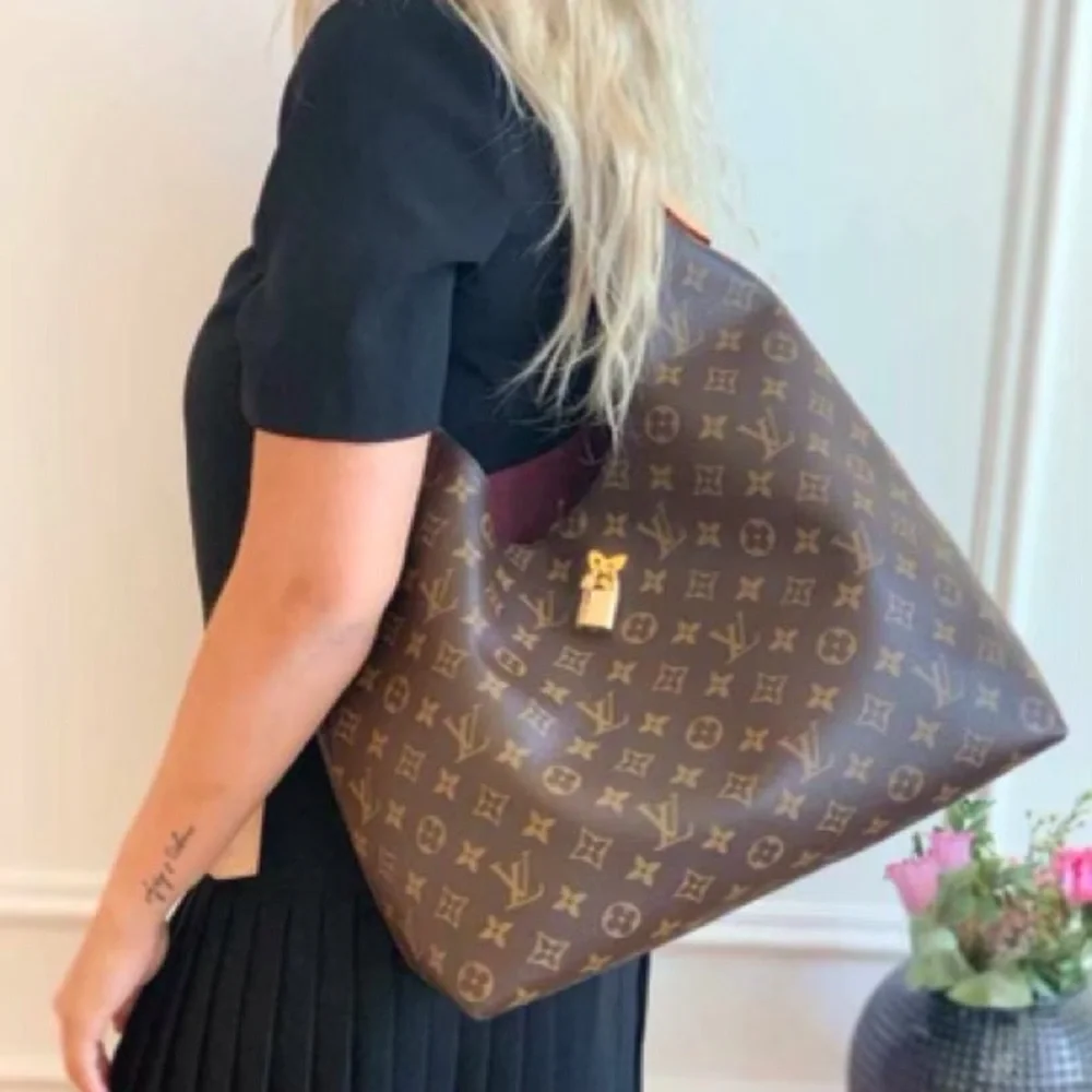 🖤 DISCONTINUED 🖤 Louis Vuitton Flower Hobo - Picture 1 of 14